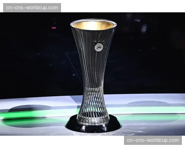 欧冠奖杯巡展抵达华沙，吸引数万波兰球迷参观